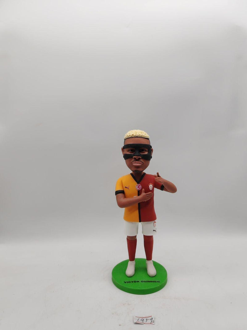 Mini osimhen galatasaray statue