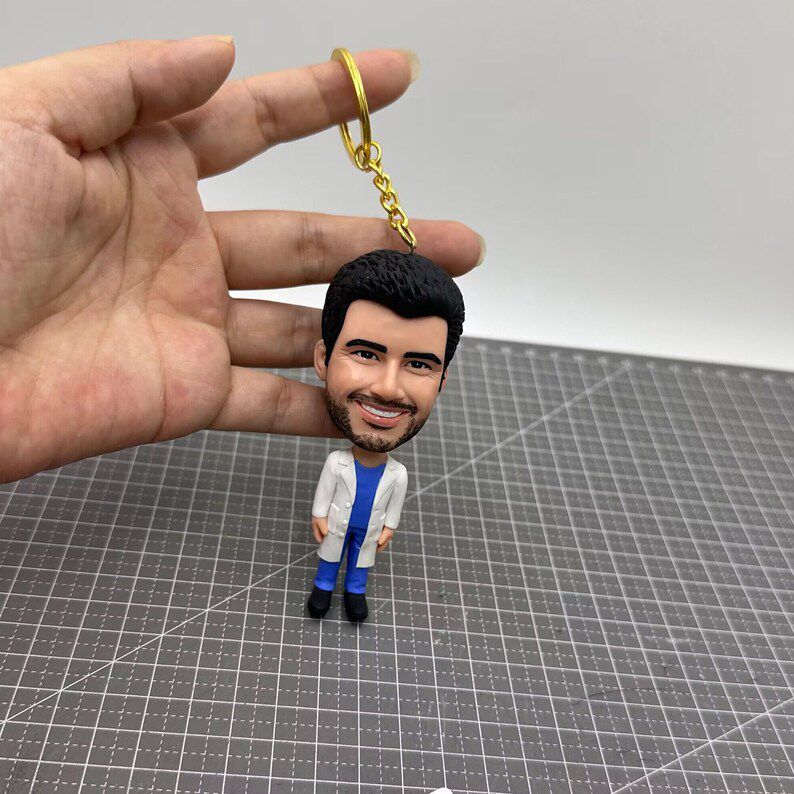 Bobble head keychain with smiling face figurine